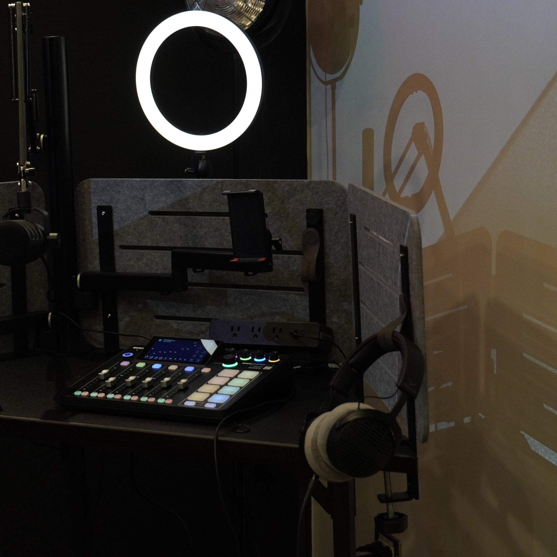 Ark™ Podcast Table