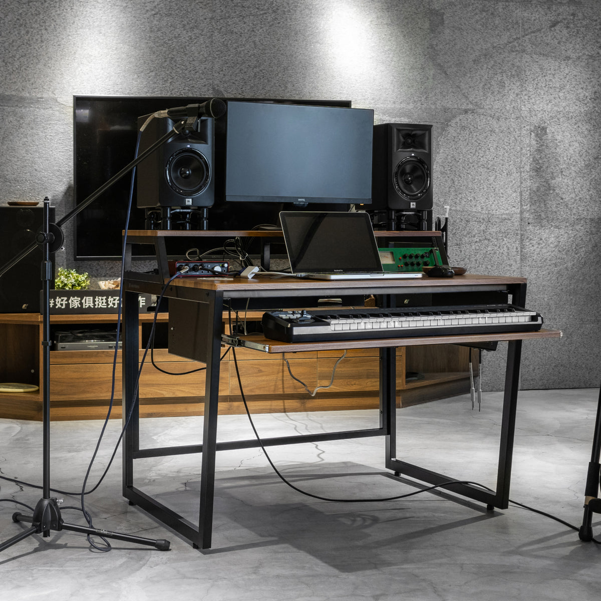Wavebone Studio Furniture：Studio desks, Workstation, Ergonomic Chair