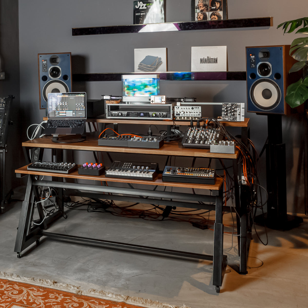 Headquarter™ Studio Workstation